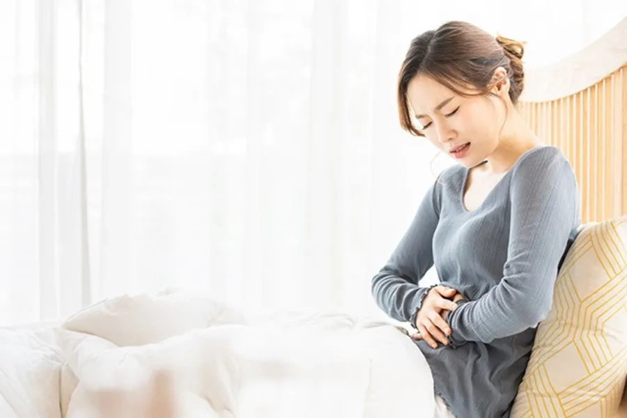 Đau bụng dưới âm ỉ kèm theo choáng váng có thể do thai nằm ngoài tử cung