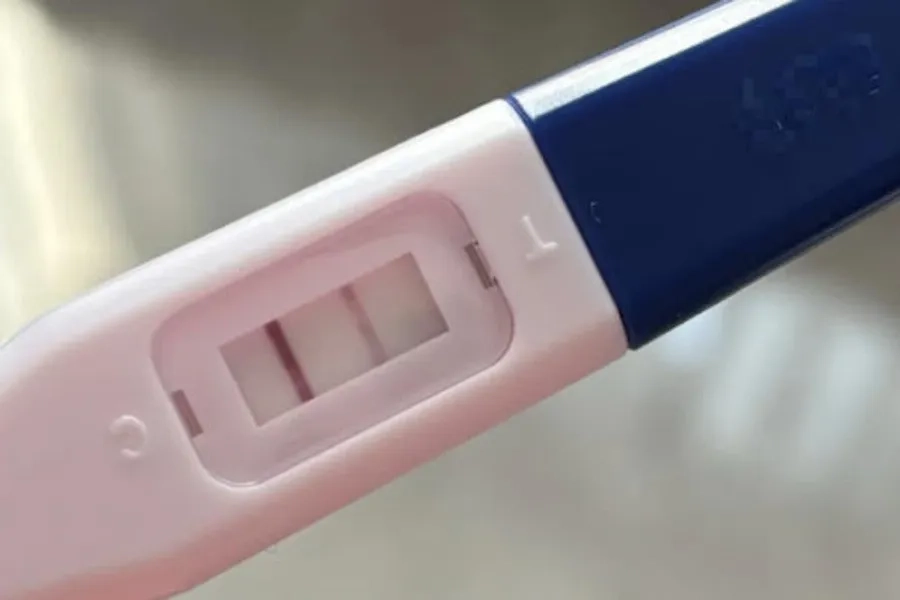 Trễ kinh kèm theo một số biểu hiện ra máu, đau bụng dưới có thể là dấu hiệu thai ngoài tử cung