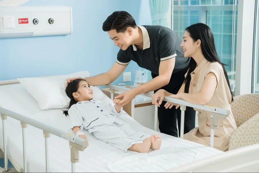 Trẻ cần được nhập viện theo dõi khi sốt cao không hạ, người mệt mỏi, li bì