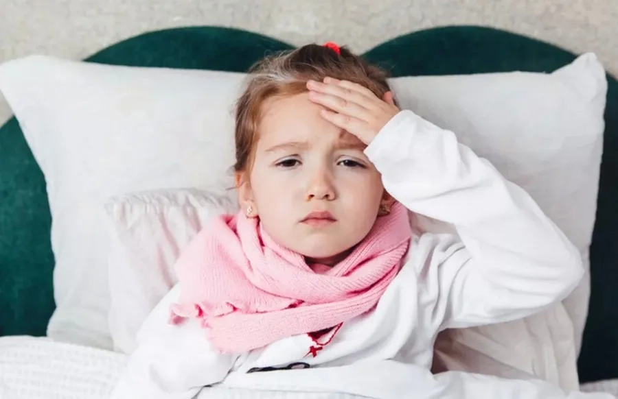 Trẻ mệt mỏi, li bì, giật mình liên tục có thể là biểu hiện biến chứng thần kinh do tay chân miệng