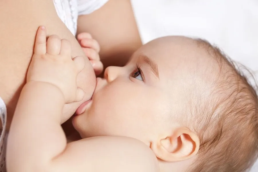 Chế độ bú phù hợp góp phần duy trì hoạt động tiêu hóa ổn định và thói quen đi ngoài bình thường