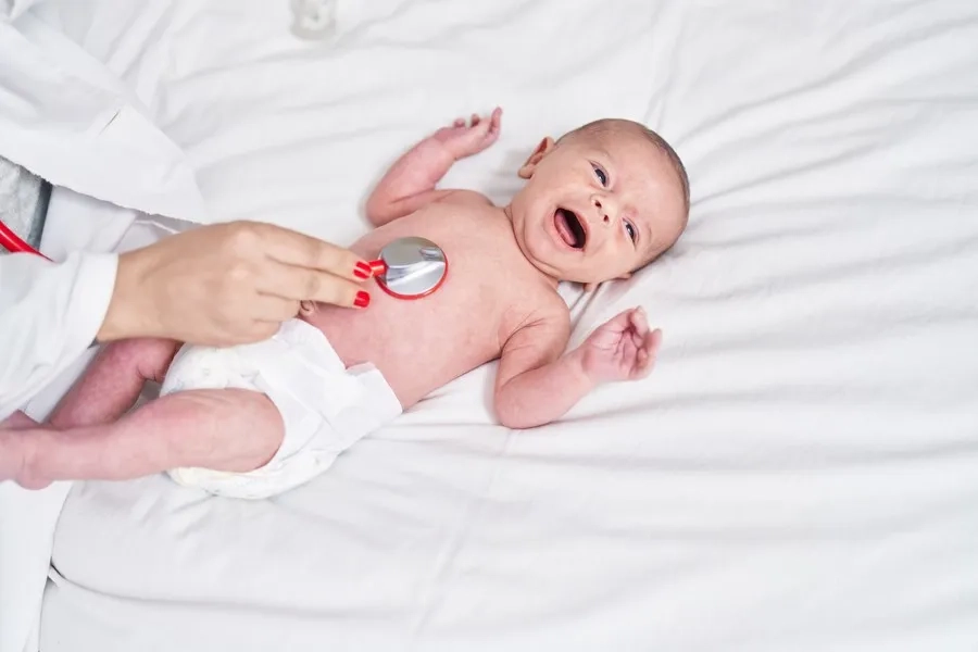 Các dấu hiệu như sốt, bú kém hoặc phân bất thường cần được thăm khám sớm