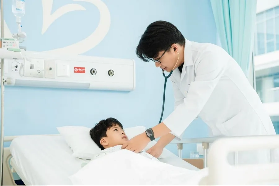 Trẻ có dấu hiệu nặng, mệt lả, sốt cao cần đến bệnh viện để được bác sĩ chuyên khoa tư vấn