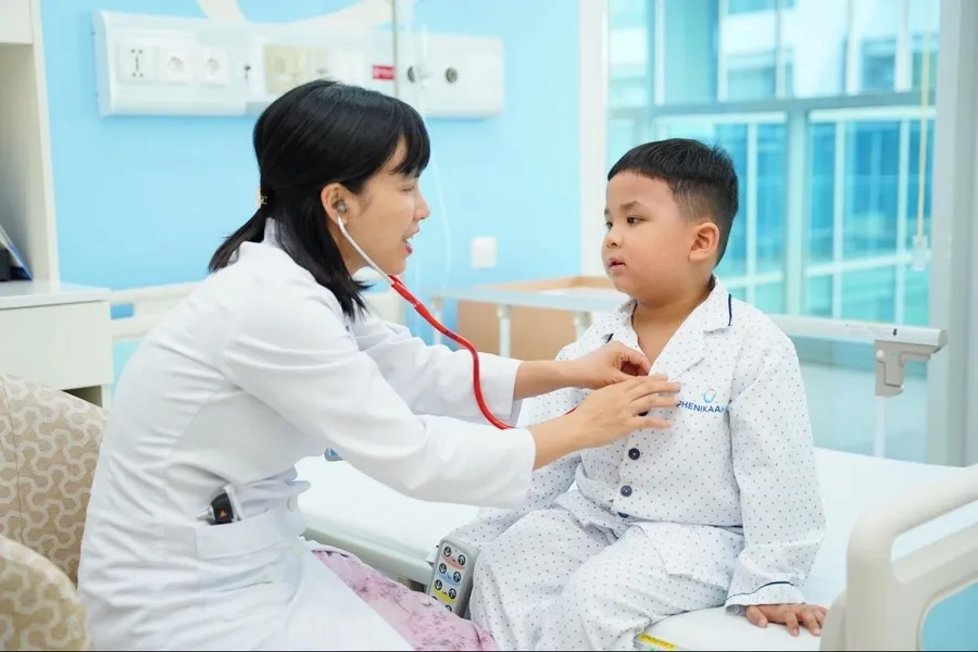 Trẻ cần được thăm khám nếu có các biểu hiện biến chứng nguy hiểm