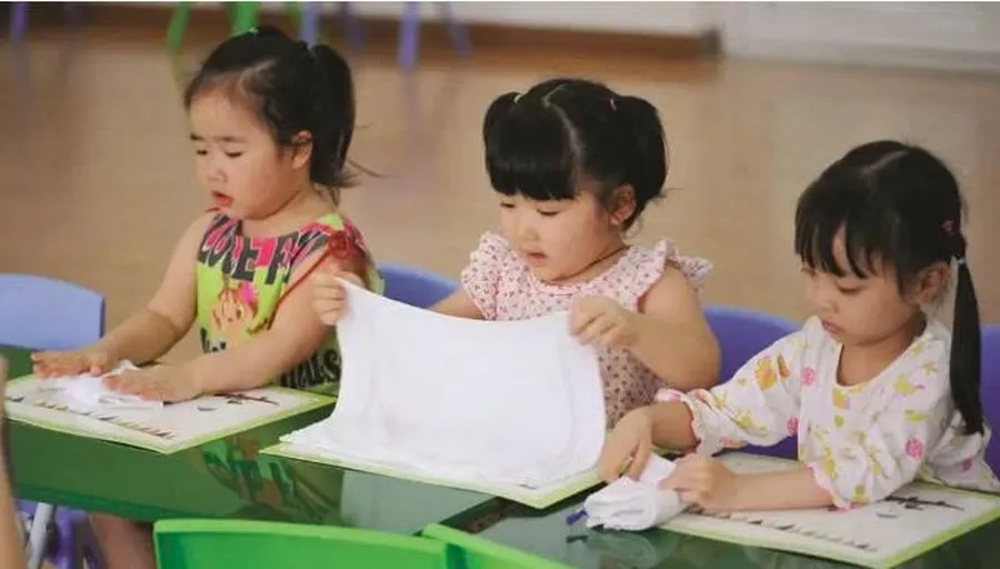 Trẻ đi học, tiếp xúc với môi trường đông người làm tăng nguy cơ lây nhiễm