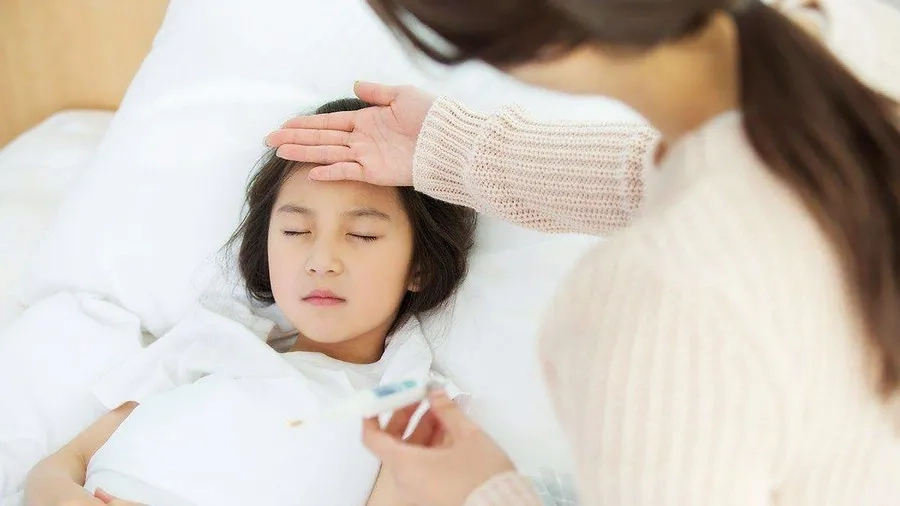 Trẻ bị tái tay chân miệng cần được theo dõi để tránh biến chứng nguy hiểm