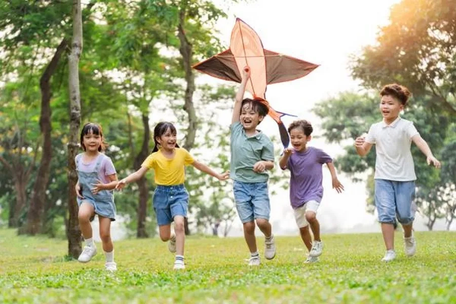 Trẻ tiếp xúc với người bệnh có thể lây nhiễm virus