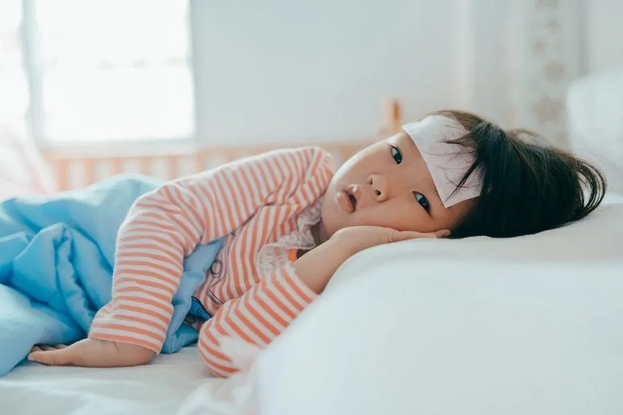 Trẻ mắc tay chân miệng cần được theo dõi tại nhà