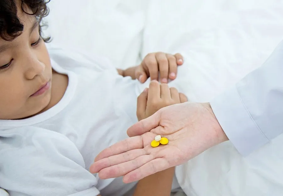Trẻ cần được dùng thuốc theo hướng dẫn của bác sĩ chuyên khoa