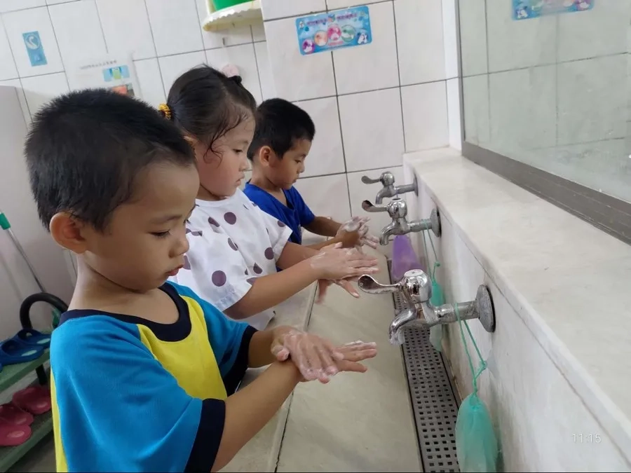 Trẻ nên rửa tay thường xuyên để phòng ngừa lây nhiễm