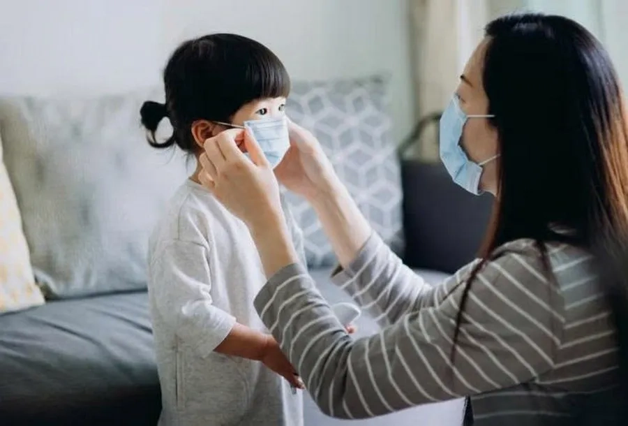 Đeo khẩu trang cho trẻ khi đến nơi đông người để tránh lây nhiễm