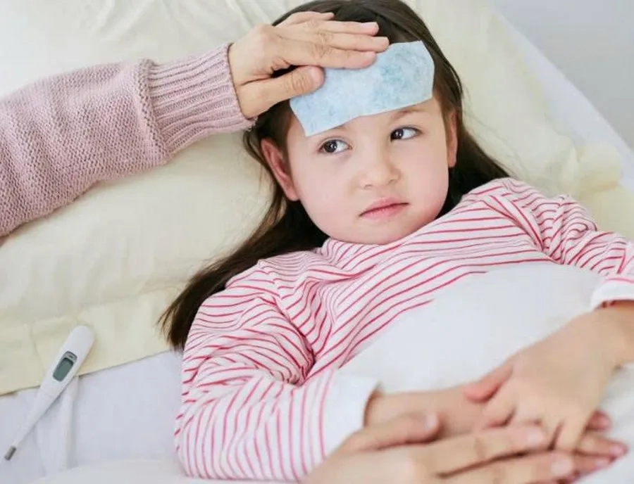 Trẻ cần được hạ sốt theo chỉ dẫn của bác sĩ chuyên khoa
