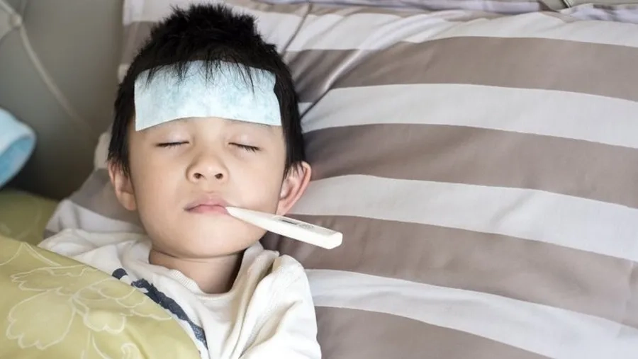 Trẻ cần được theo dõi nhiệt độ, hạ sốt theo đúng hướng dẫn