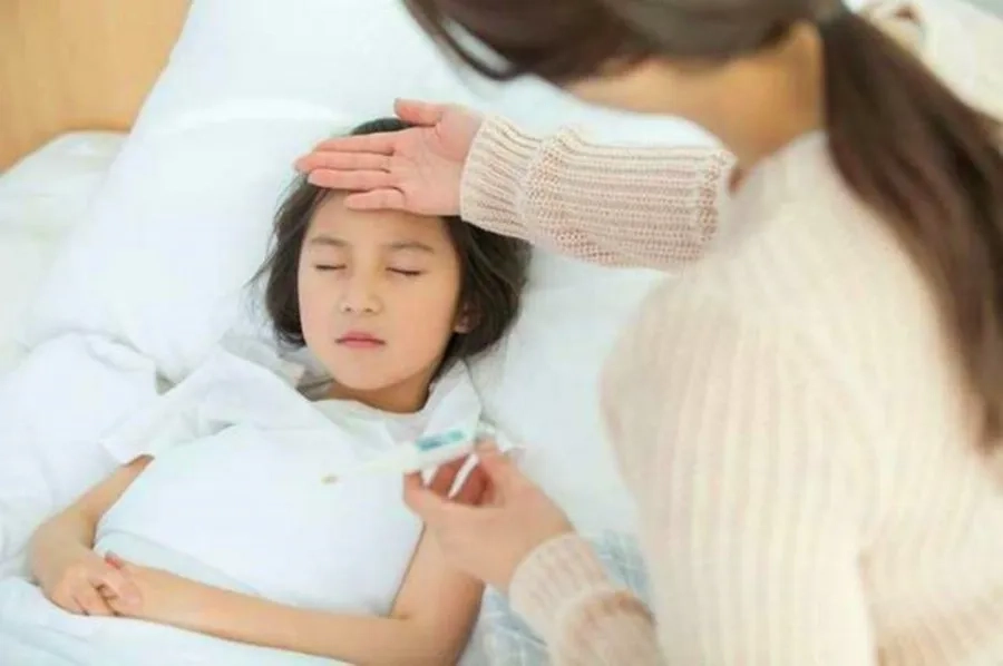 Phụ huynh cần theo dõi tiến triển để kịp thời đưa trẻ thăm khám