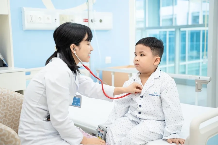 Nếu trẻ có dấu hiệu bất thường cần được thăm khám bởi bác sĩ chuyên khoa