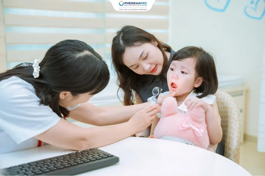 Khi trẻ có biểu hiện bất thường cần thăm khám bởi bác sĩ chuyên khoa