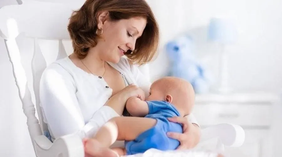 Cho trẻ bú đúng cách giúp cải thiện tiêu hóa và giảm tình trạng phân sống