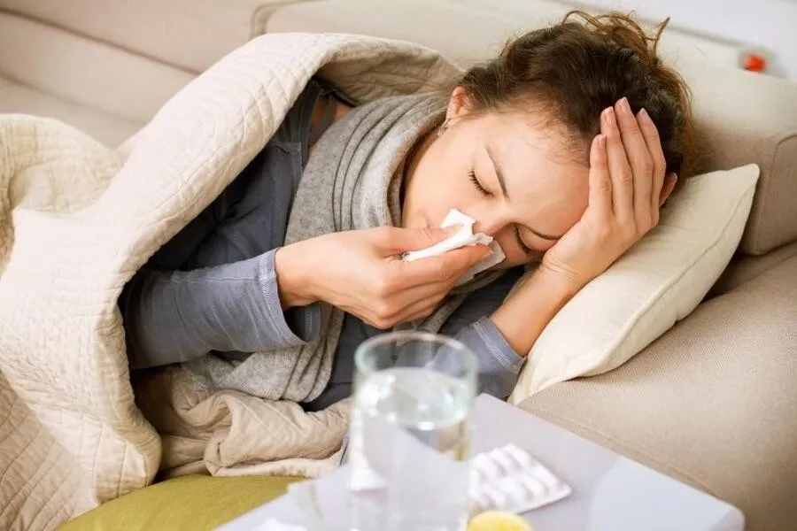 Xuất hiện sốt cao, ho, chảy mũi và hạt Koplik - dấu hiệu sớm của bệnh sởi