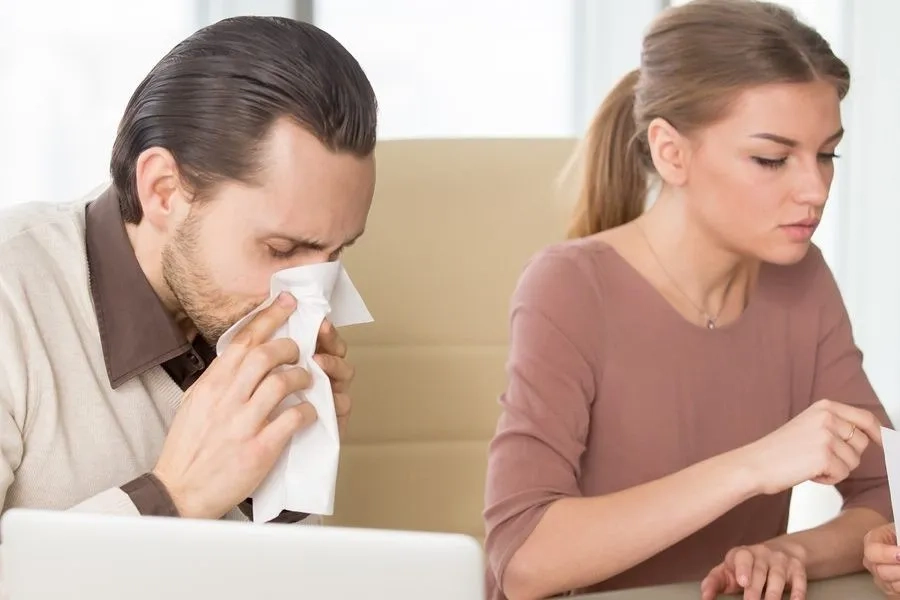 Tránh tiếp xúc gần với người nghi mắc bệnh giúp giảm nguy cơ lây truyền virus