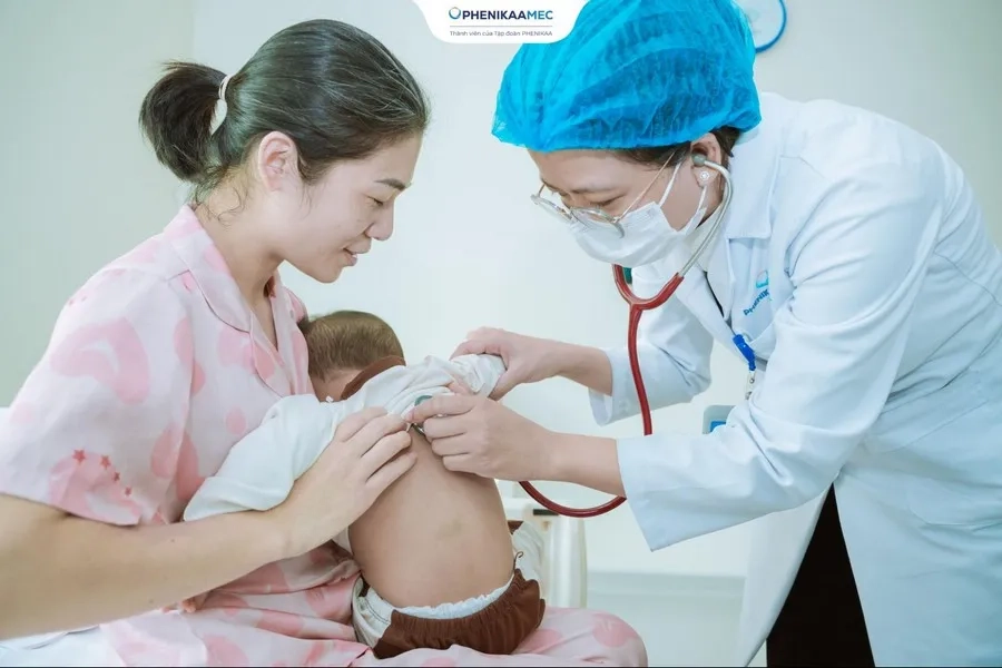 Trẻ dưới 2 tuổi mắc tay chân miệng, sốt cao không hạ cần được thăm khám bởi bác sĩ chuyên khoa