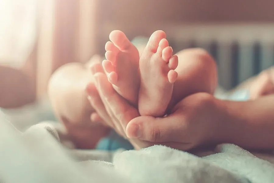Sàng lọc trẻ sơ sinh là bước chăm sóc y tế quan trọng trong những ngày đầu đời của bé