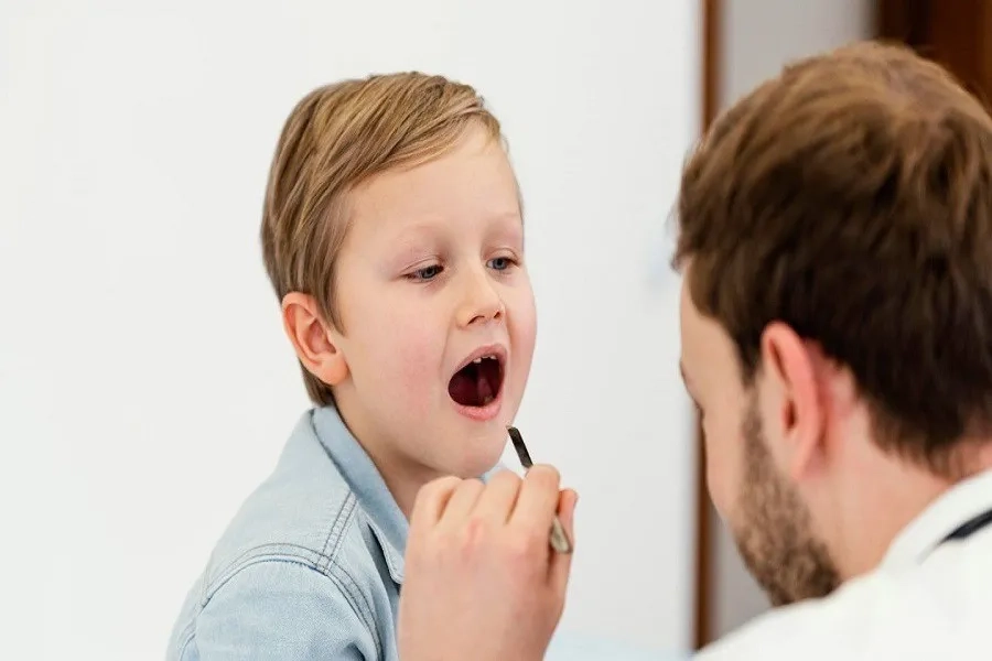 Trẻ được kiểm tra trước khi tiến hành điều trị dính thắng lưỡi độ 4 để đảm bảo an toàn và hiệu quả