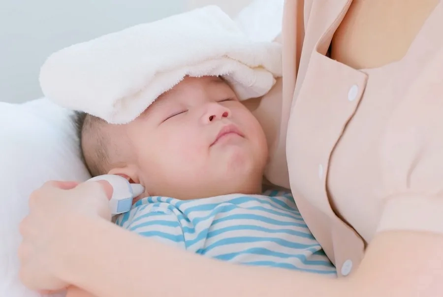 Cha mẹ có thể lau ấm để hỗ trợ hạ sốt cho trẻ kết hợp theo dõi nhiệt độ thường xuyên