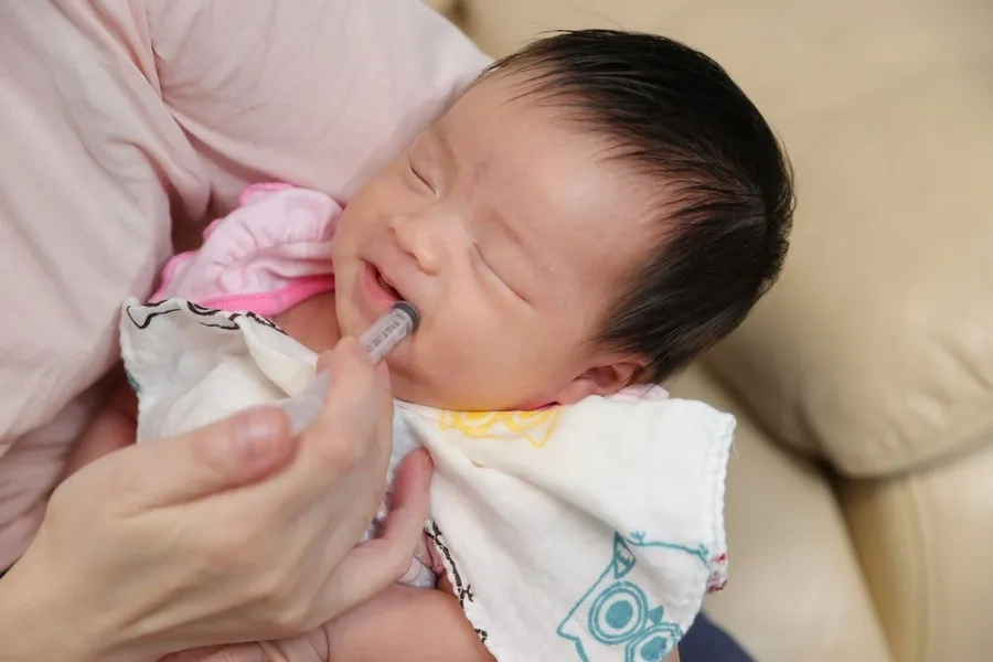Dùng bất cứ loại thuốc nào cho trẻ sơ sinh cần tham khảo ý kiến của bác sĩ chuyên khoa
