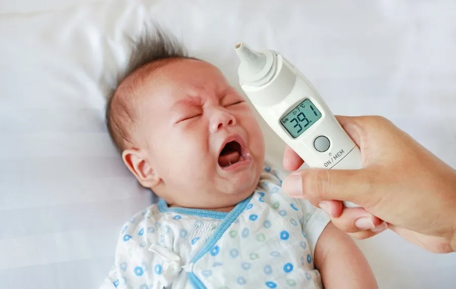 Trẻ sơ sinh bị sốt cao không hạ sau khi tiêm phòng cần được theo dõi và điều trị sớm