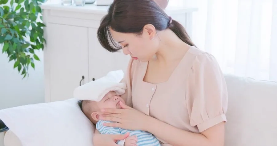 Trẻ sốt cao không hạ, li bì sau tiêm cần được thăm khám bởi bác sĩ chuyên khoa 