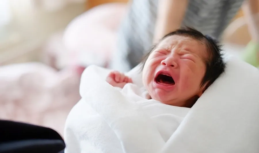 Trẻ sơ sinh có thể bị đau và quấy khóc sau tiêm 