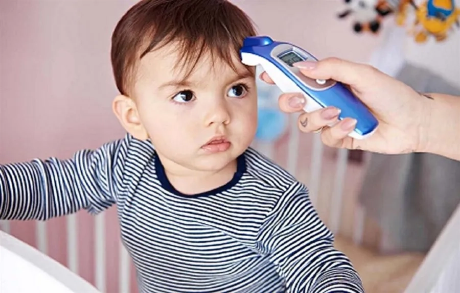 Sau khi tiêm cha mẹ cần theo dõi trẻ ít nhất 30 phút tại cơ sở tiêm chủng
