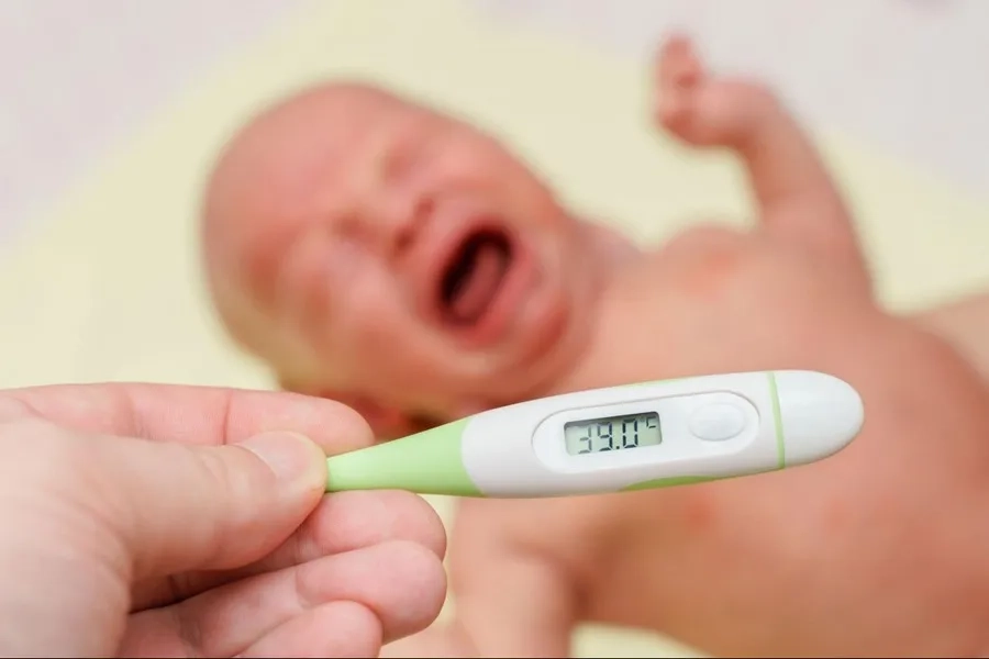 Nếu trẻ sốt cao trên 39 độ kéo dài cần được thăm khám bởi bác sĩ chuyên khoa 