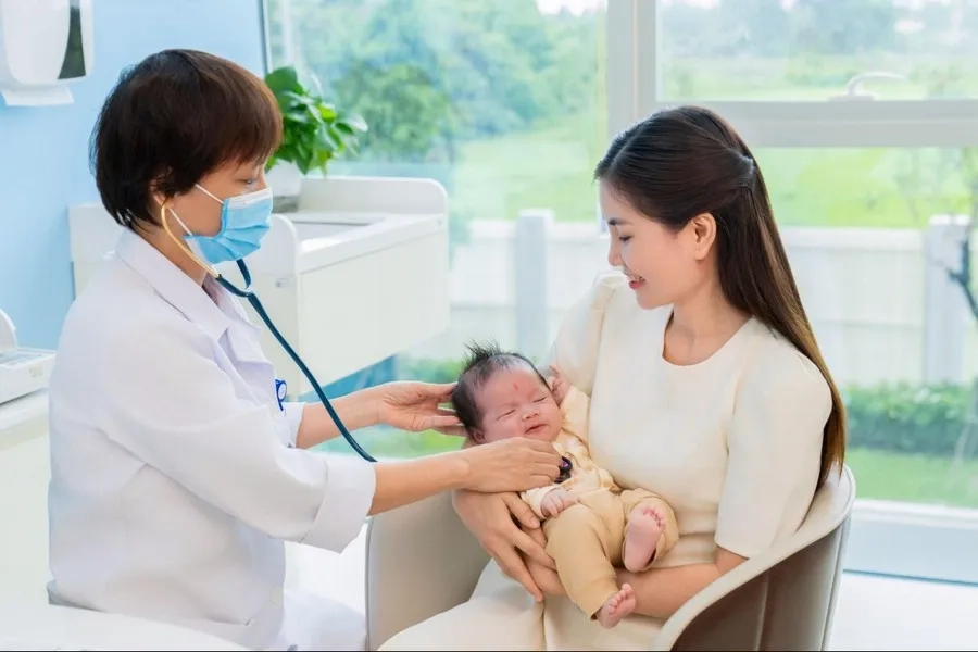 Nếu trẻ có dấu hiệu bất thường cần được thăm khám bởi bác sĩ chuyên khoa