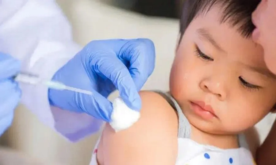 Trẻ nên mặc đồ thoáng mát, rộng rãi để thuận lợi cho thao tác tiêm chủng