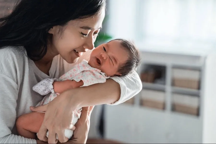 Ôm ấp, vỗ về giúp em bé giảm nỗi sợ và đau