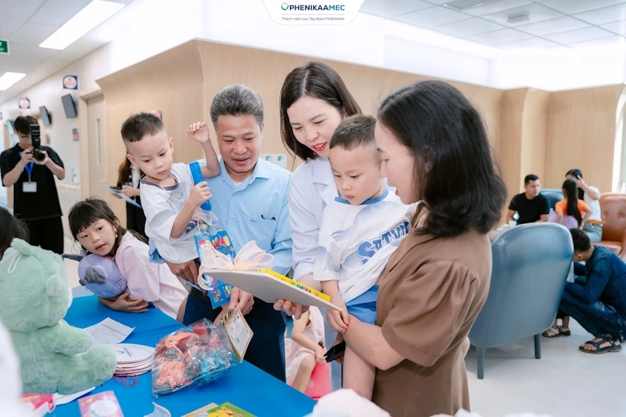 Bác sĩ Sim cùng các bé chọn quà Quốc tế Thiếu nhi 1/6