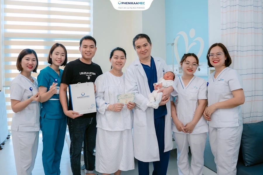 ThS.BSCKII - BSCC Trần Quang Hiệp cùng đội ngũ Khoa Sản PhenikaaMec tặng quà cho các bé