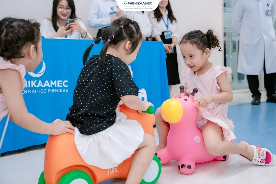 Bệnh Viện Đại Học Phenikaa Trao Gửi Yêu Thương Đến Các Em Nhỏ Chúc Mừng Ngày Quốc Tế Thiếu Nhi 1-6