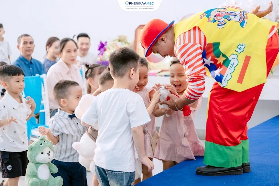 Các bạn nhỏ vô cùng thích thú với màn ảo thuật đầy sắc màu