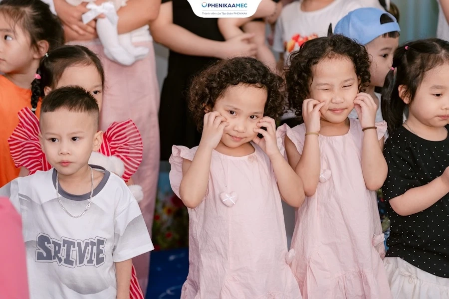 Bệnh Viện Đại Học Phenikaa Trao Gửi Yêu Thương Đến Các Em Nhỏ Chúc Mừng Ngày Quốc Tế Thiếu Nhi 1-6