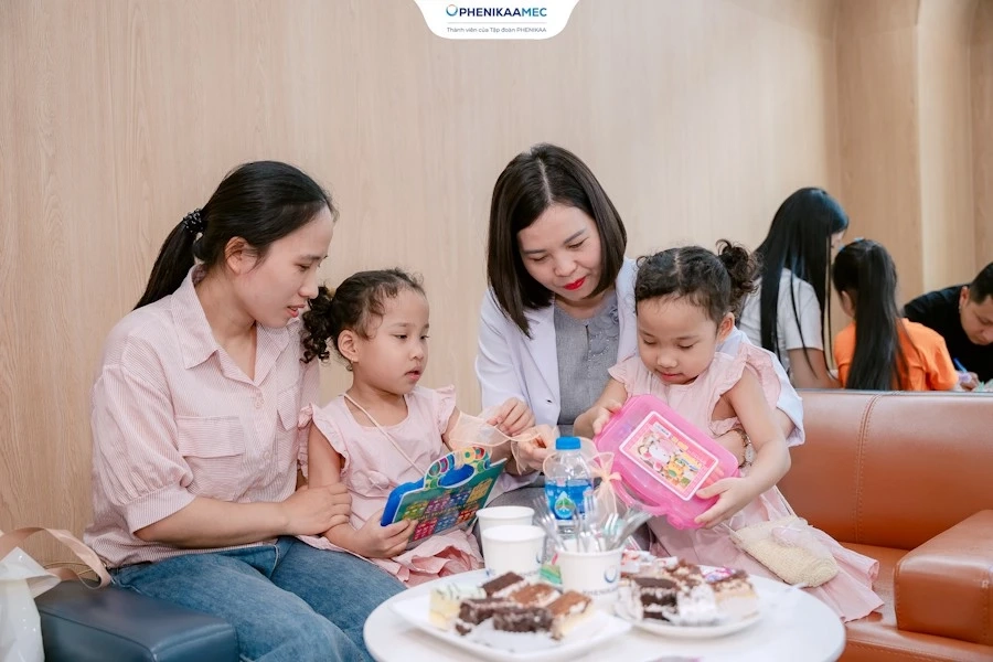 Bệnh Viện Đại Học Phenikaa Trao Gửi Yêu Thương Đến Các Em Nhỏ Chúc Mừng Ngày Quốc Tế Thiếu Nhi 1-6