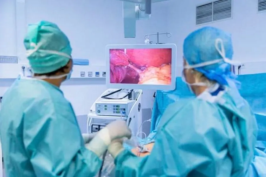 Bác sĩ thực hiện đưa ống nội soi và quan sát hình ảnh bên trong dạ dày trên màn hình