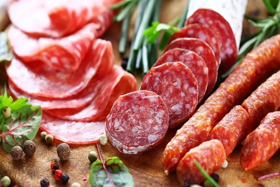Hạn chế thịt đỏ và thực phẩm hun khói trong chế độ ăn hằng ngày