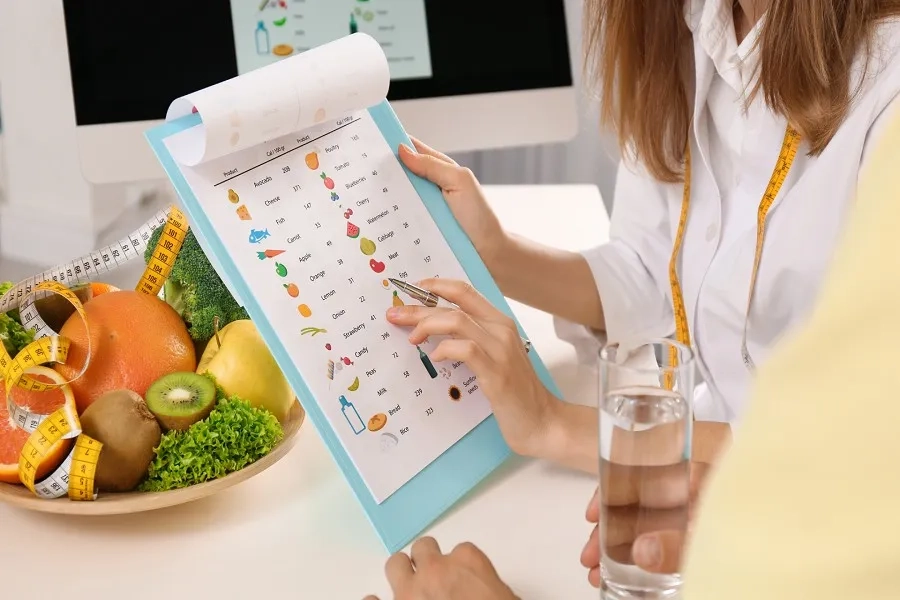 Bạn nên tham khảo ý kiến bác sĩ và chuyên gia dinh dưỡng về xây dựng thực đơn cho người bệnh