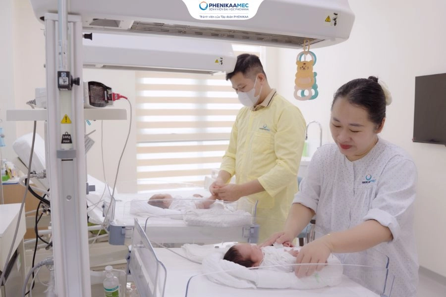 Kỳ tích cặp song sinh chỉ nặng 800g - 1000g và hành trình 3 tháng giành lại sự sống tại PhenikaaMec