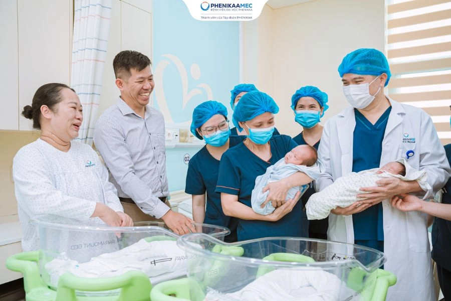 Kỳ tích cặp song sinh chỉ nặng 800g - 1000g và hành trình 3 tháng giành lại sự sống tại PhenikaaMec