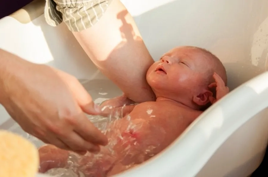 Tắm nước ấm giúp thư giãn cơ bụng và hỗ trợ giảm khó chịu tiêu hóa