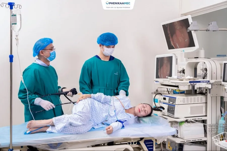 Hình ảnh bác sĩ Trung tâm Tiêu hóa Bệnh viện Đại học Phenikaa thực hiện nội soi để kiểm tra và phát hiện sớm ung thư đại tràng