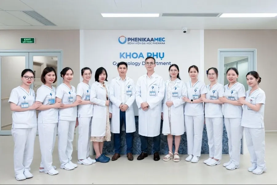 ThS. BSNT Phùng Quang Thủy (Phó Khoa Phụ - ở giữa) cùng đội ngũ bác sĩ, điều dưỡng giàu kinh nghiệm